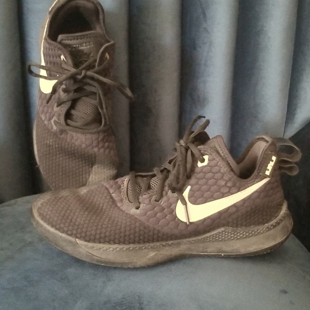 Men Nike Size 9 LeBron Witness 3 Black and Gold